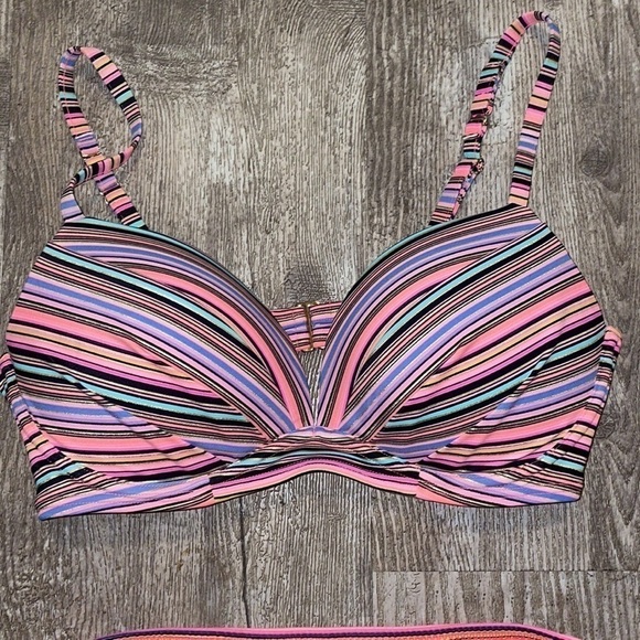 VS Large bottom 34D top - Picture 4 of 6